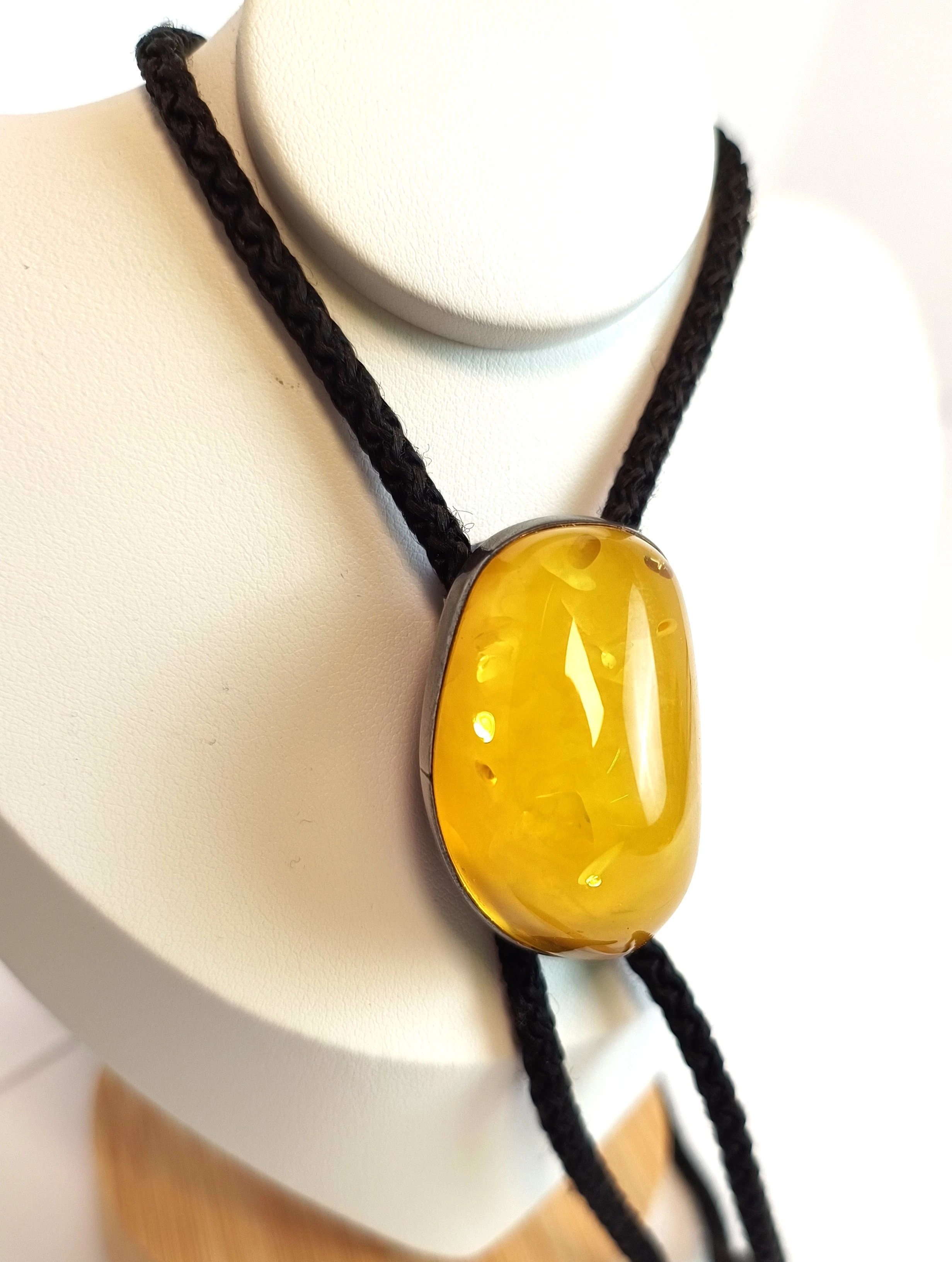 ciekawy-wisiorek-z-bursztynem-oraz-srebrem-92542g-aleja-jana-pawla-ii-9b-reda