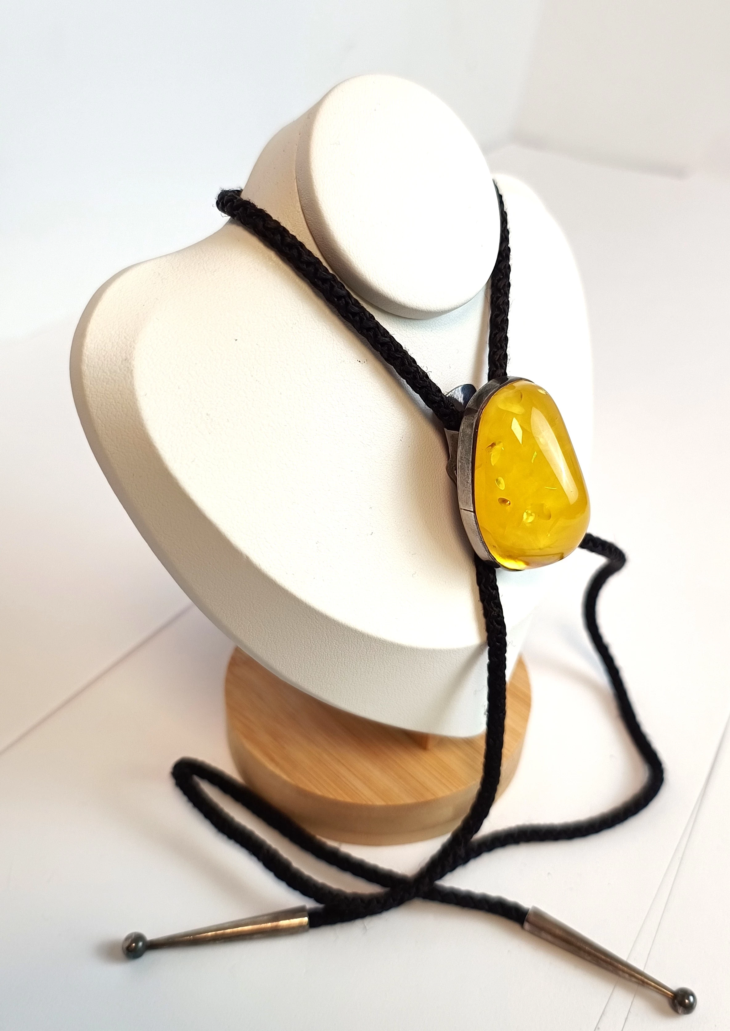 ciekawy-wisiorek-z-bursztynem-oraz-srebrem-92542g-stan-11323-253806