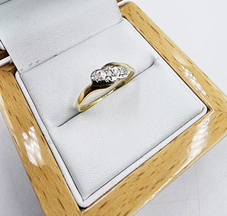 ZŁOTY PIERŚCIONEK Z DIAMENTAMI 1,52GR, P.750 + CERTYFIKAT