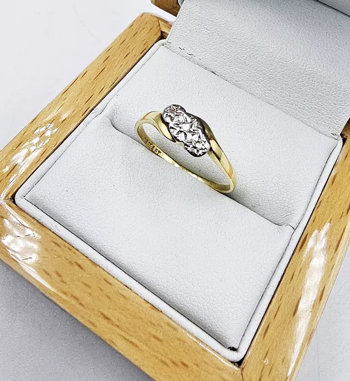 ZŁOTY PIERŚCIONEK Z DIAMENTAMI 1,52GR, P.750 + CERTYFIKAT