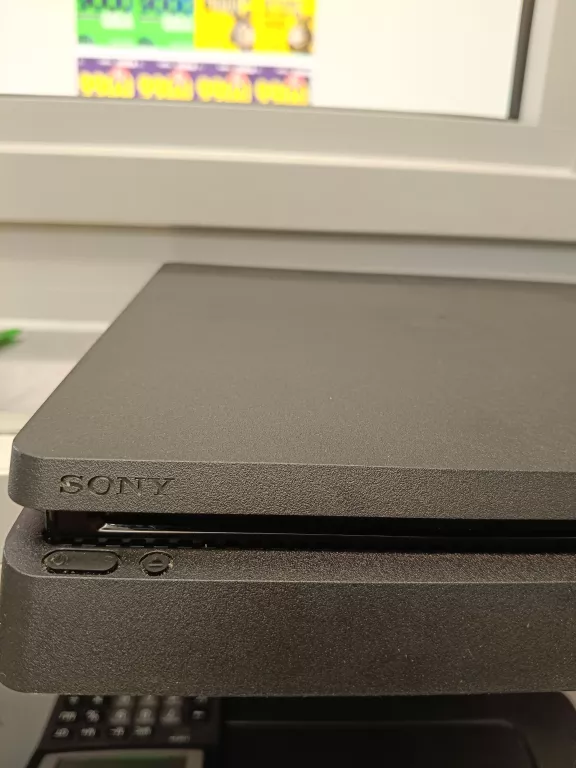 KONSOLA PLAYSTATION 4 SLIM CUH-2216A + 2 PADY + 3 GRY