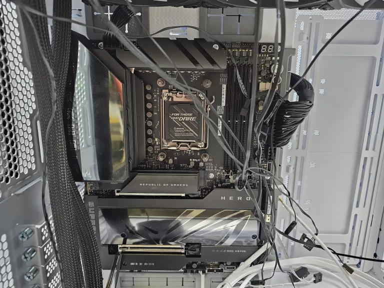 asus-rog-crosshair-x870e-hero-lian-li-o11d-evo-rgb-white-corsair-hx1000i-stan-11323-2