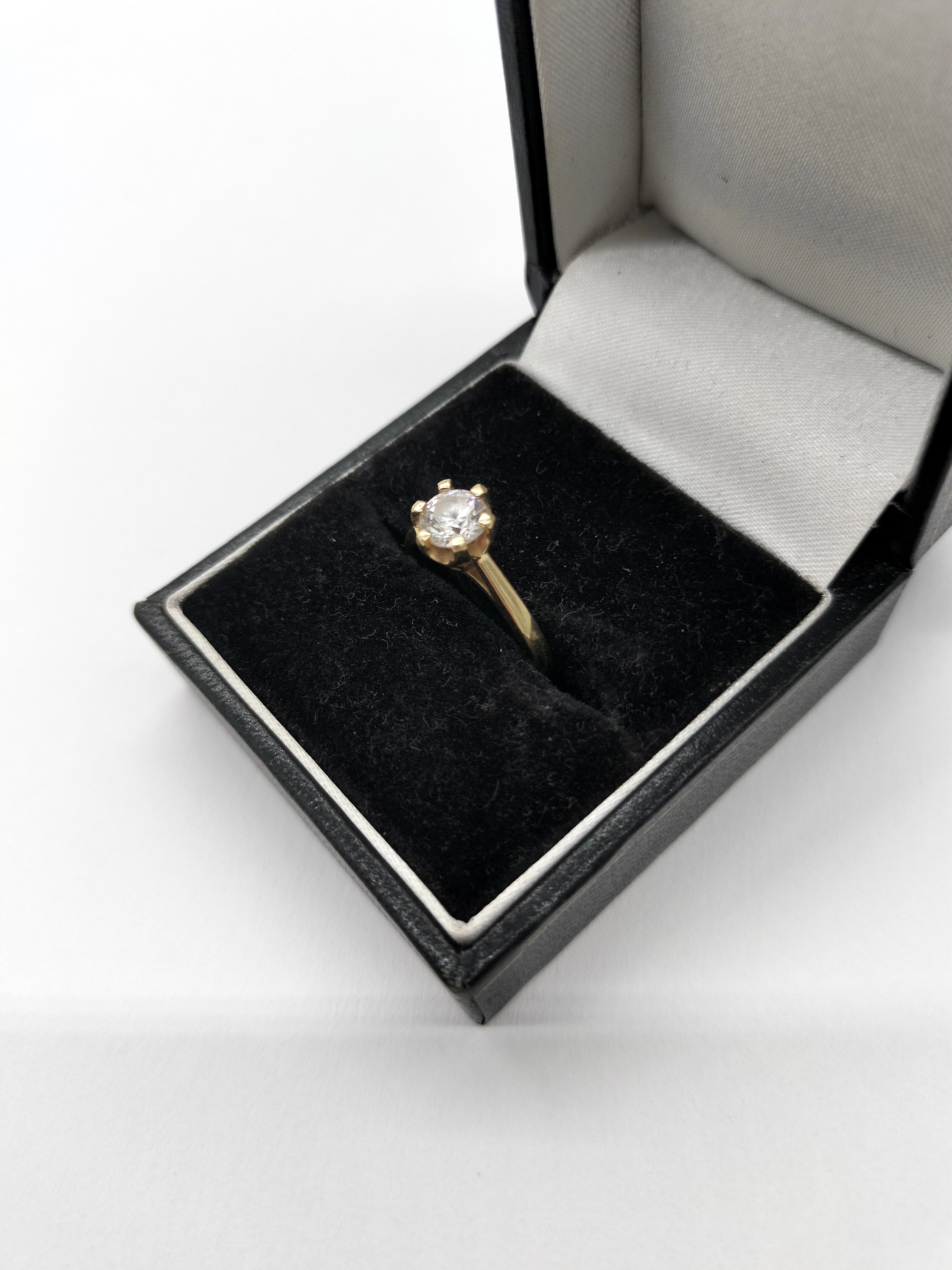 wyrob-jubilerski-uzywany-zloty-pierscionek-251-585-ean-gtin-00000000