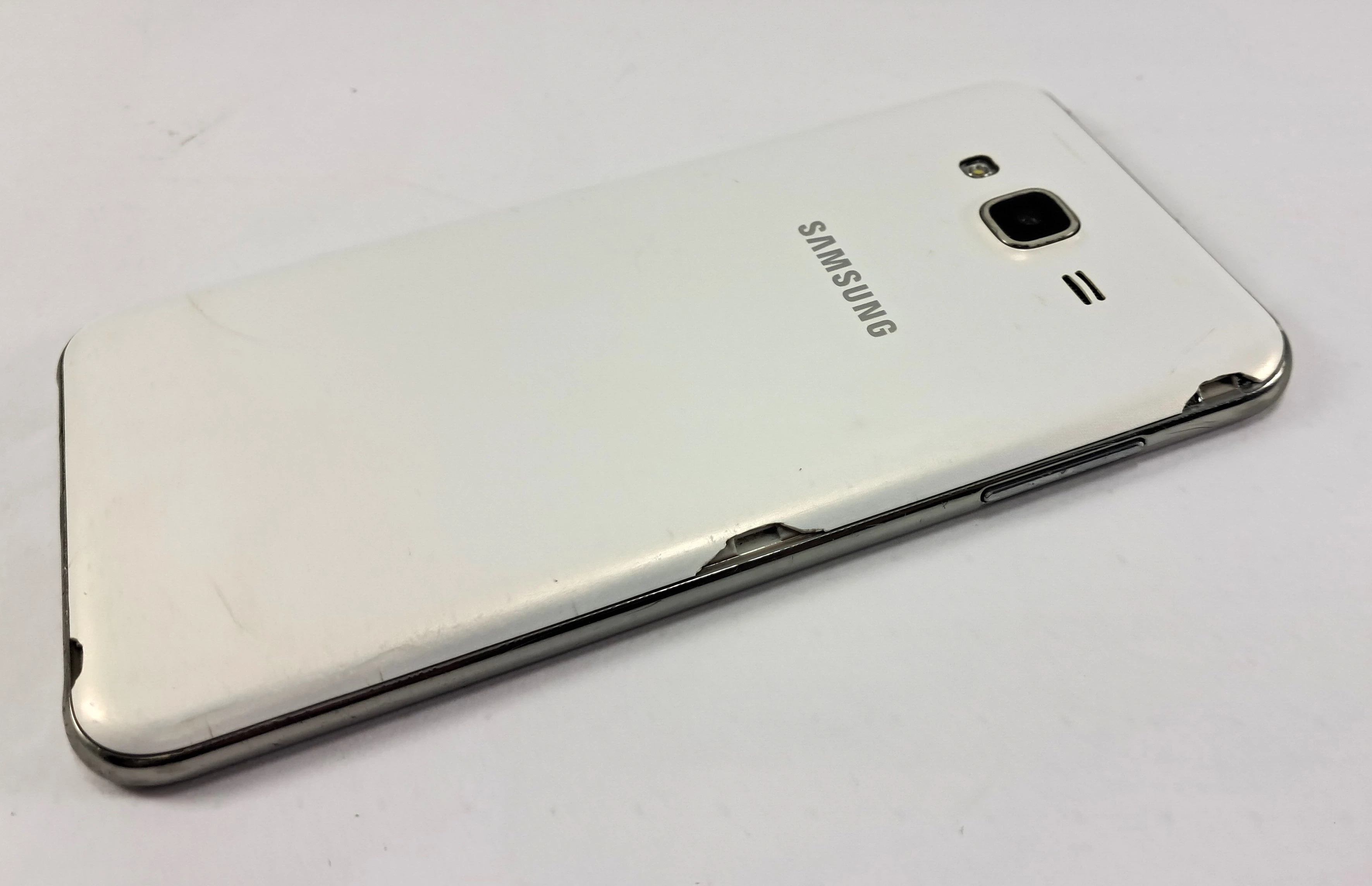 telefon-samsung-galaxy-j7-16gb-bialy-pamiec-ram-202865-214129