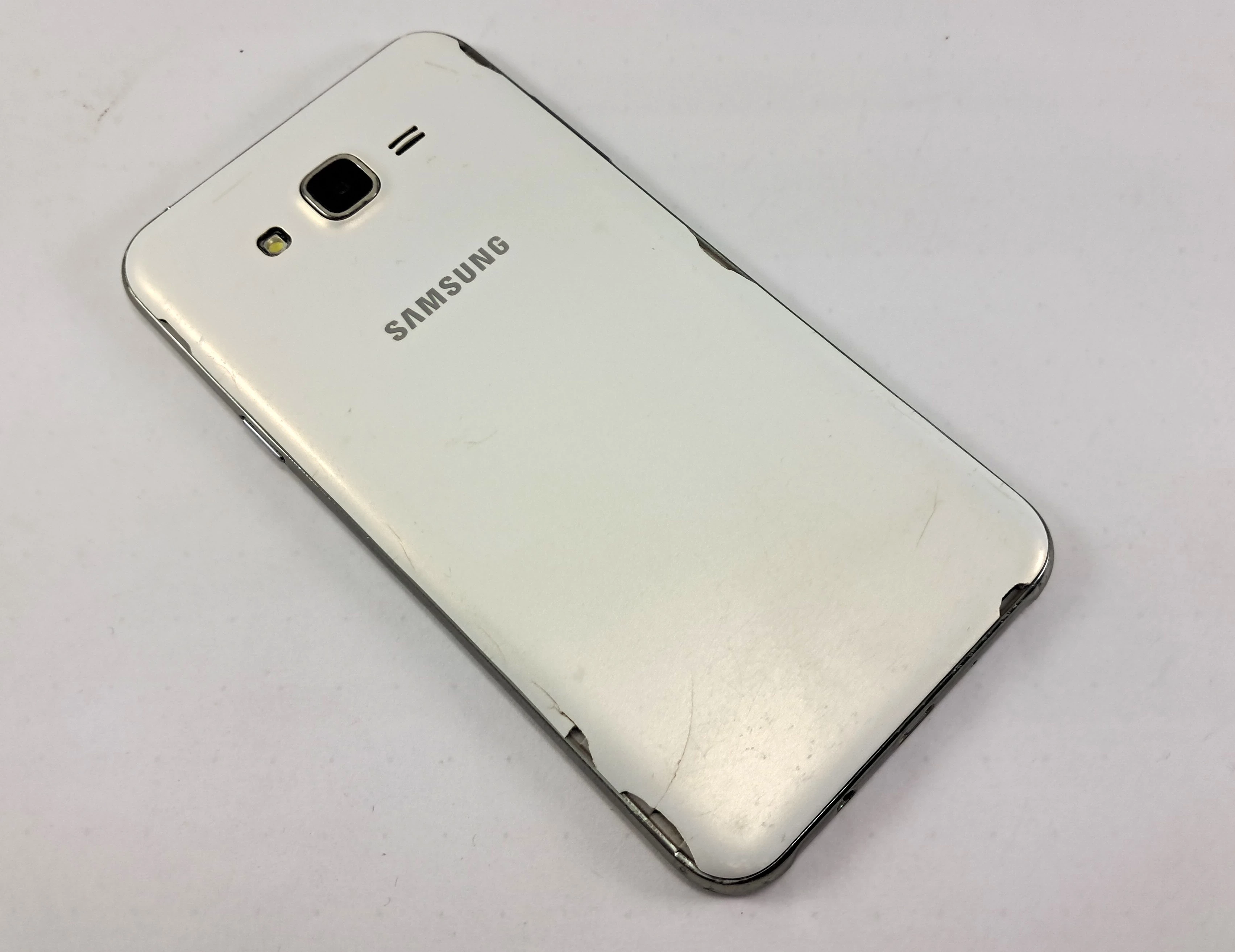 telefon-samsung-galaxy-j7-16gb-bialy-przekatna-ekranu-550
