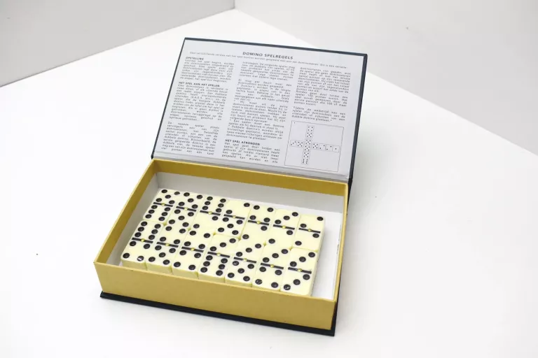 DOMINO W PUDEŁKU