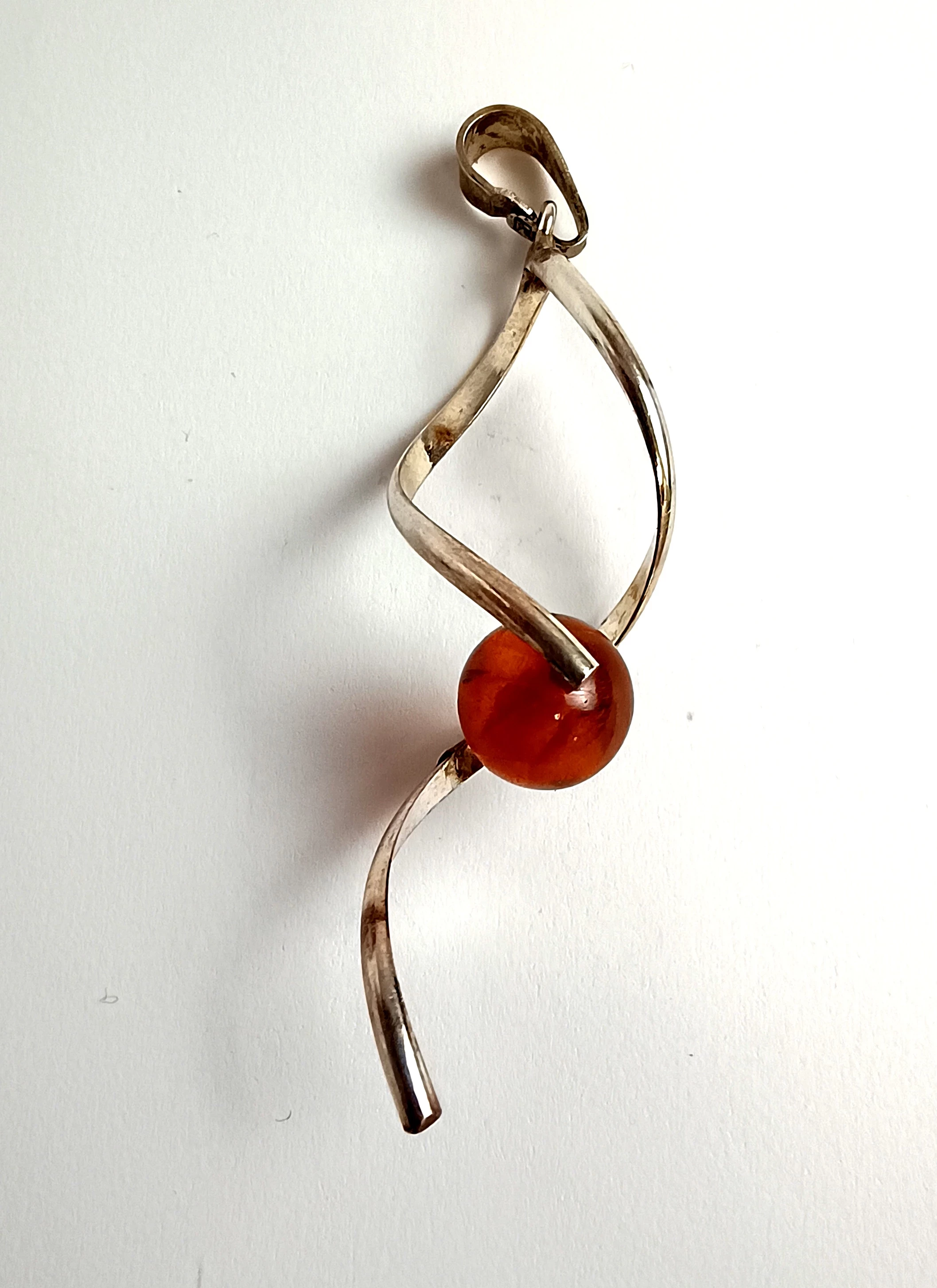 srebrna-zawieszka-z-bursztynem-925-aleja-jana-pawla-ii-9b-reda