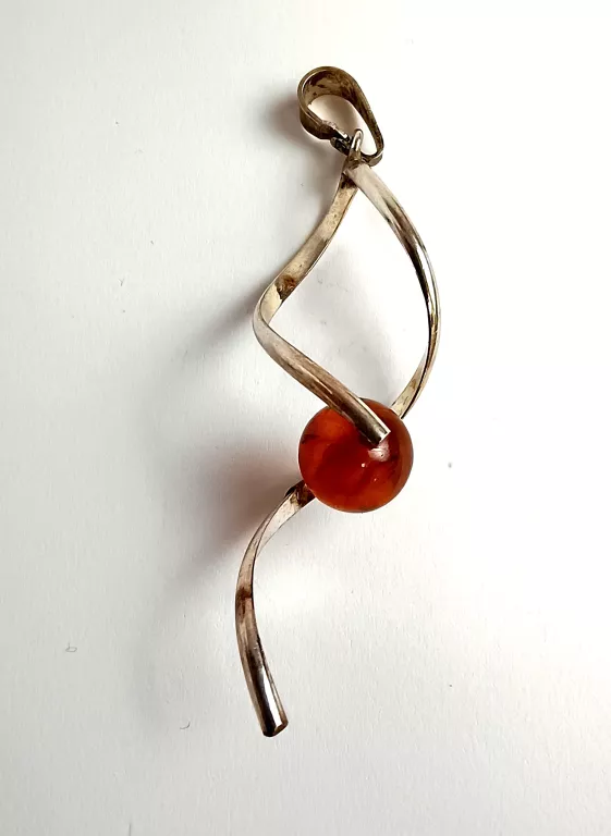 srebrna-zawieszka-z-bursztynem-925-aleja-jana-pawla-ii-9b-reda