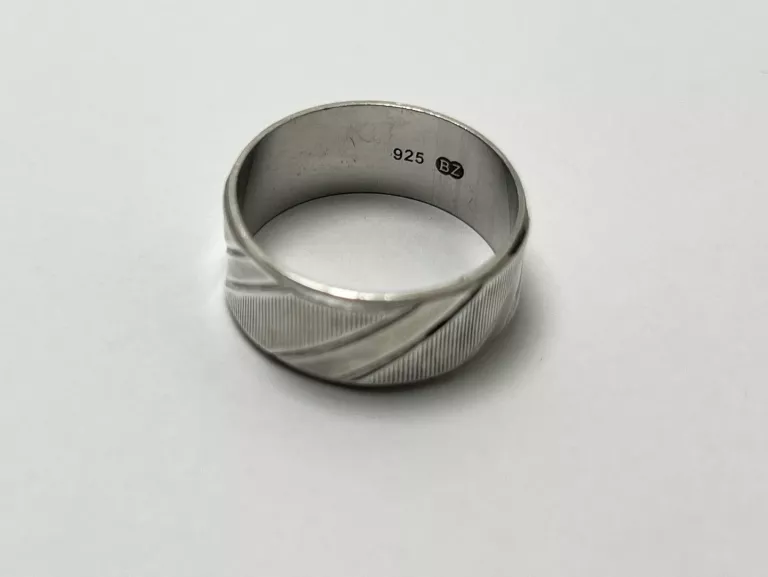 SREBRNA OBRĄCZKA PR.925 3,9G R.17