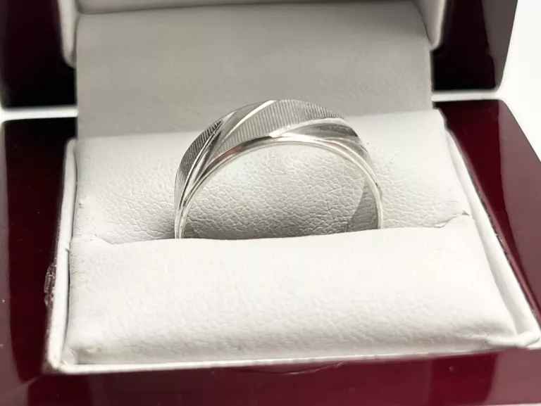 SREBRNA OBRĄCZKA PR.925 3,9G R.17