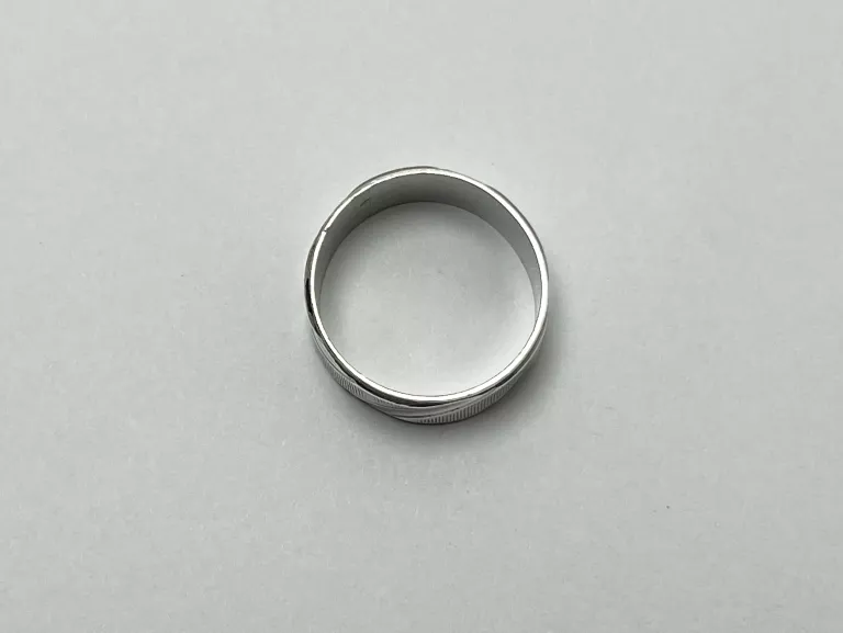 SREBRNA OBRĄCZKA PR.925 3,9G R.17