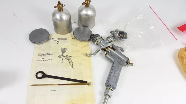 STARY PNEUMATYCZNY PISTOLET LAKIERNICZY KOMPLET WILNO 1991 ROK ZSRR