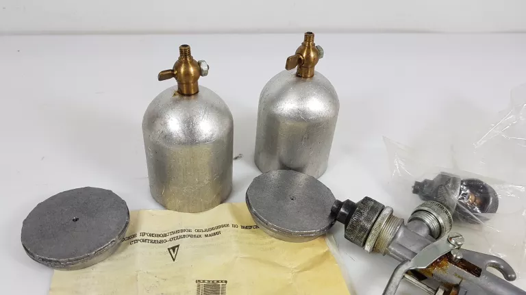 STARY PNEUMATYCZNY PISTOLET LAKIERNICZY KOMPLET WILNO 1991 ROK ZSRR