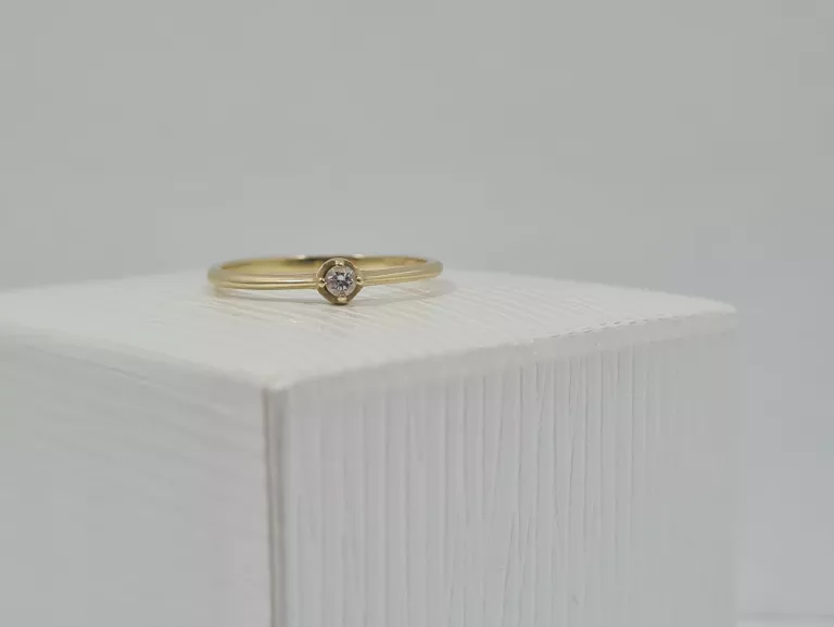 ZŁOTY PIERŚCIONEK Z DIAMENTEM 0,04CT 585 14K 0,84G R9