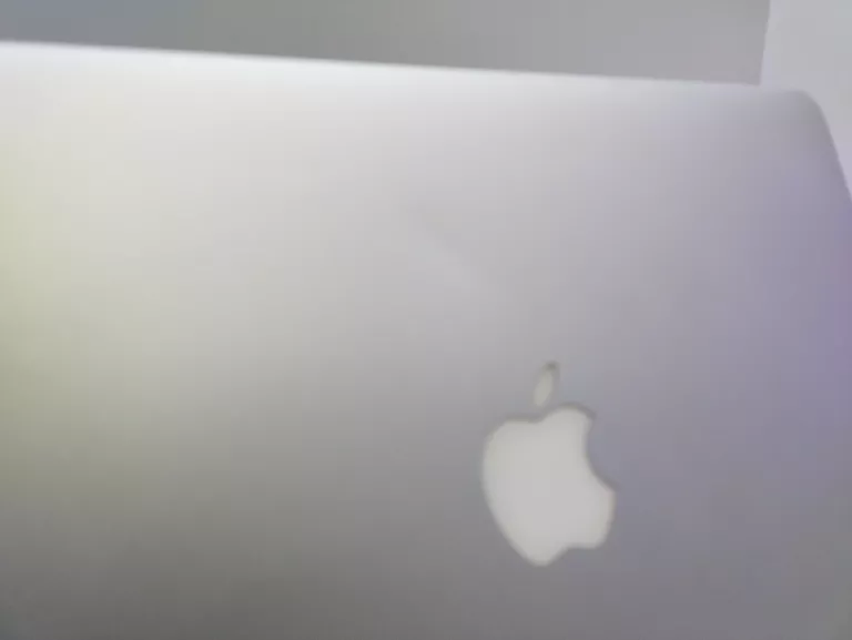 LAPTOP MCBOOK AIR 7,2 APPLE A1466 2GB RAM + ŁADOWARKA WERSJA JĄDRA DARWIN
