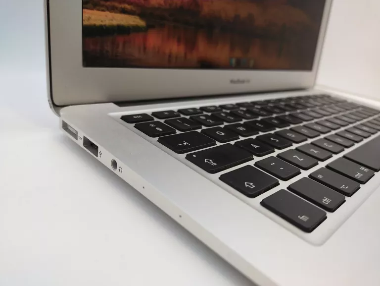 LAPTOP MCBOOK AIR 7,2 APPLE A1466 2GB RAM + ŁADOWARKA WERSJA JĄDRA DARWIN