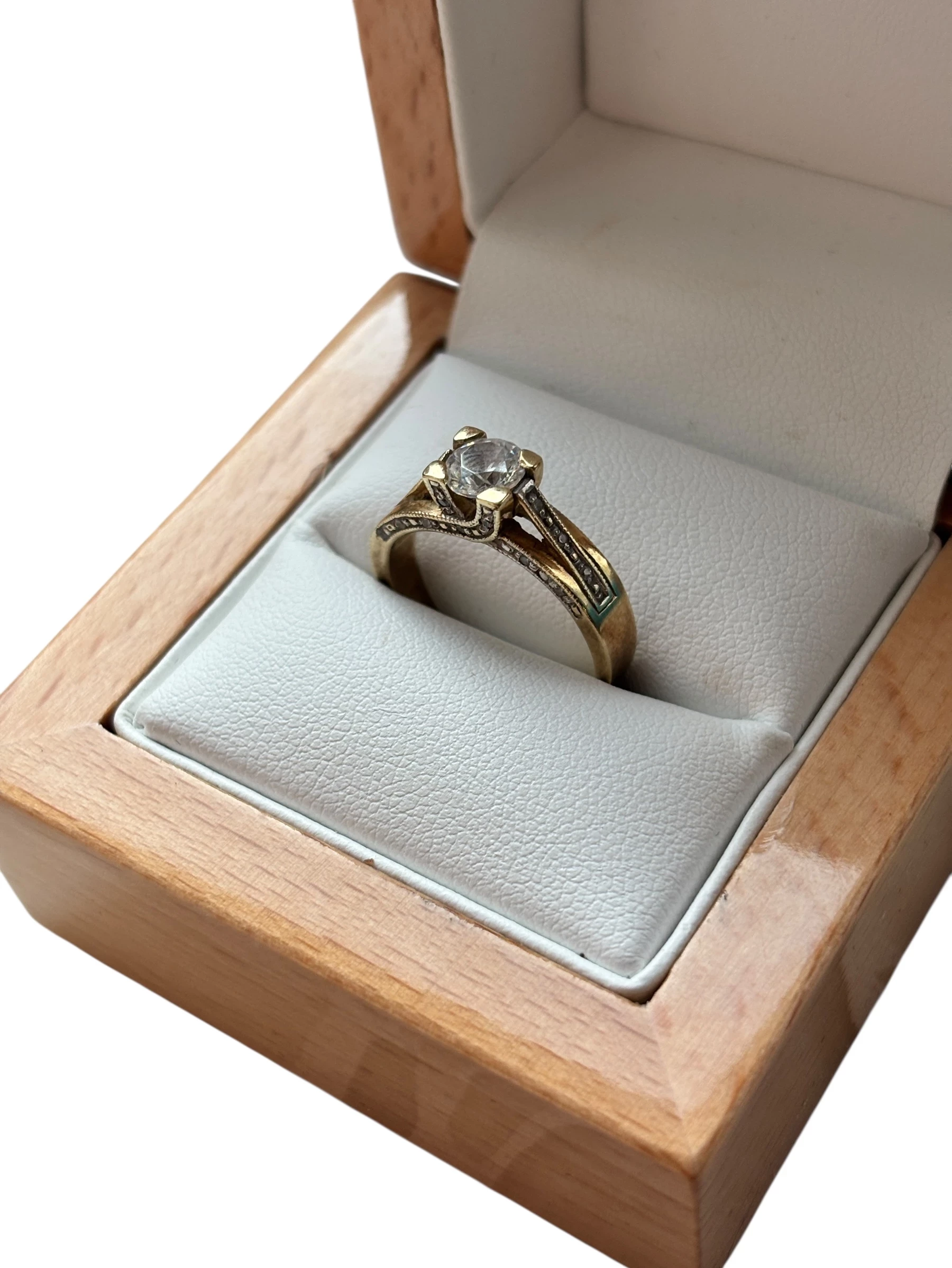 pierscionek-zloty-585-wyjatkowy-blysk-i-piekno-rodzaj-2205-2