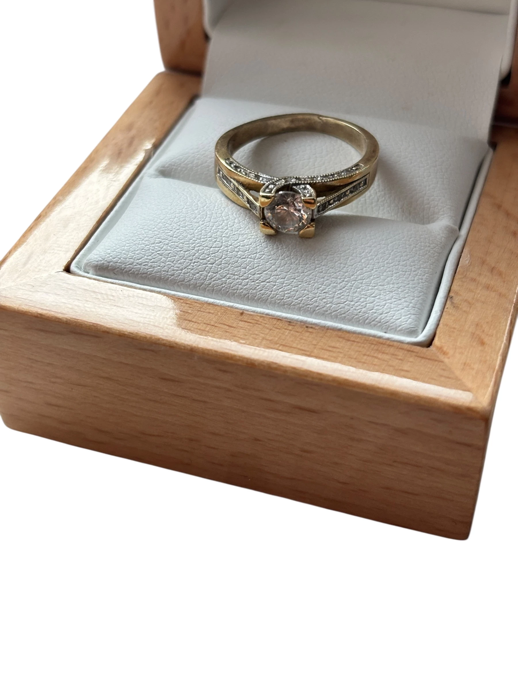 pierscionek-zloty-585-wyjatkowy-blysk-i-piekno-material-15835-2