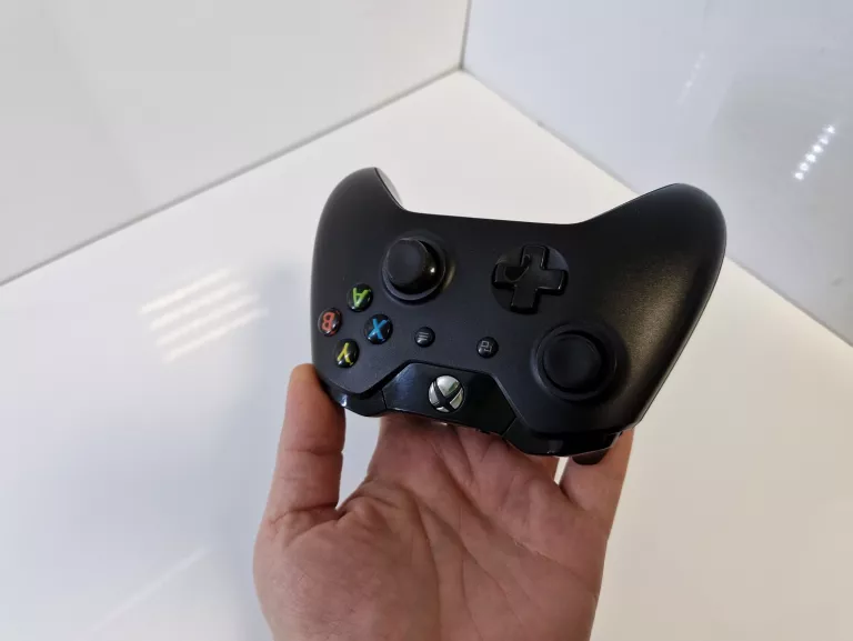 KONSOLA XBOX ONE 500GB Z NAPĘDEM + PAD KONTROLER CZARNY