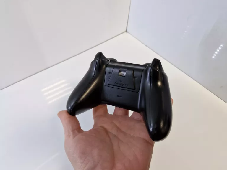 KONSOLA XBOX ONE 500GB Z NAPĘDEM + PAD KONTROLER CZARNY