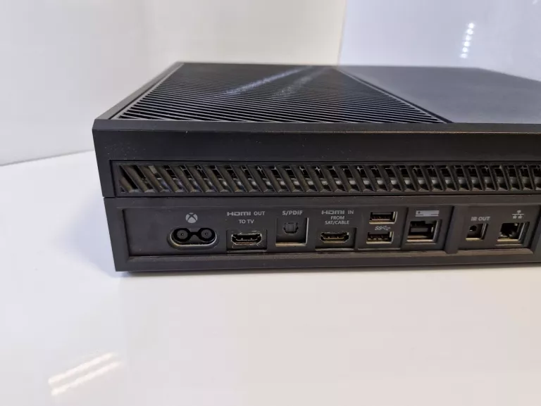 KONSOLA XBOX ONE 500GB Z NAPĘDEM + PAD KONTROLER CZARNY