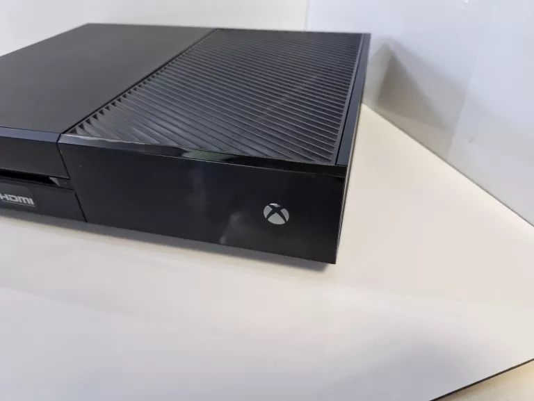 KONSOLA XBOX ONE 500GB Z NAPĘDEM + PAD KONTROLER CZARNY
