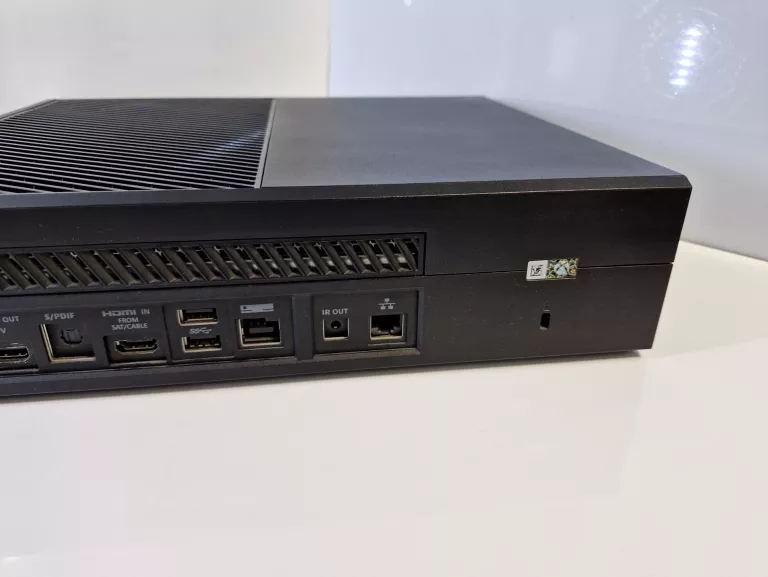 KONSOLA XBOX ONE 500GB Z NAPĘDEM + PAD KONTROLER CZARNY