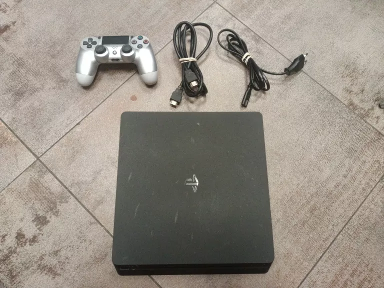 KONSOLA PS4 500GB CUH-2116A + 1PAD + 1 GRA ( GTA V)
