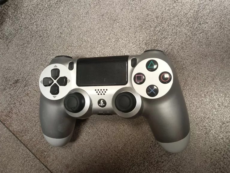 KONSOLA PS4 500GB CUH-2116A + 1PAD + 1 GRA ( GTA V)