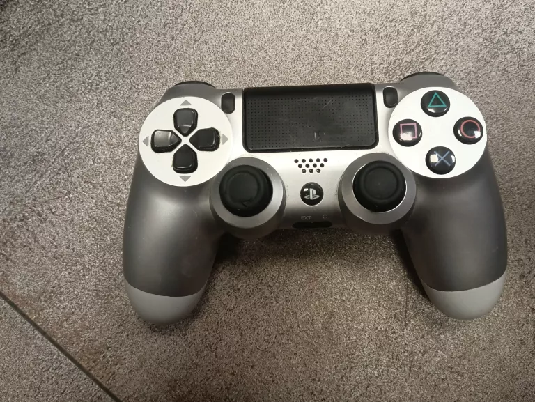 KONSOLA PS4 500GB CUH-2116A + 1PAD + 1 GRA ( GTA V)