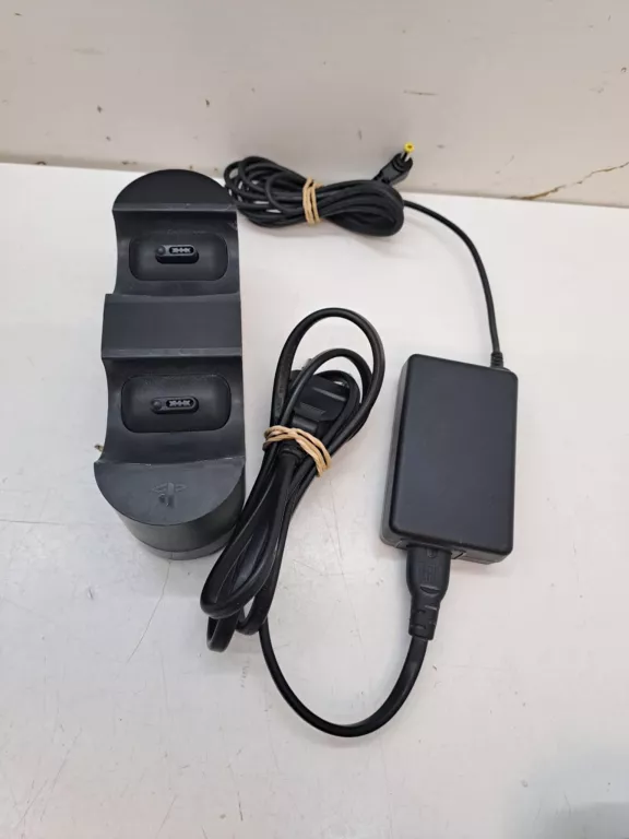 KONSOLA PS4 SONY CUH-1216B 1TB+2X PAD+STACJA ŁADUJĄCA [250428010]