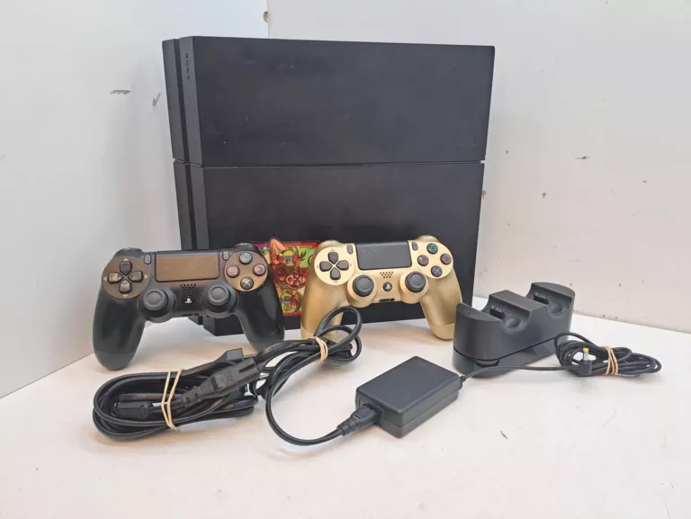 KONSOLA PS4 SONY CUH-1216B 1TB+2X PAD+STACJA ŁADUJĄCA [250428010]