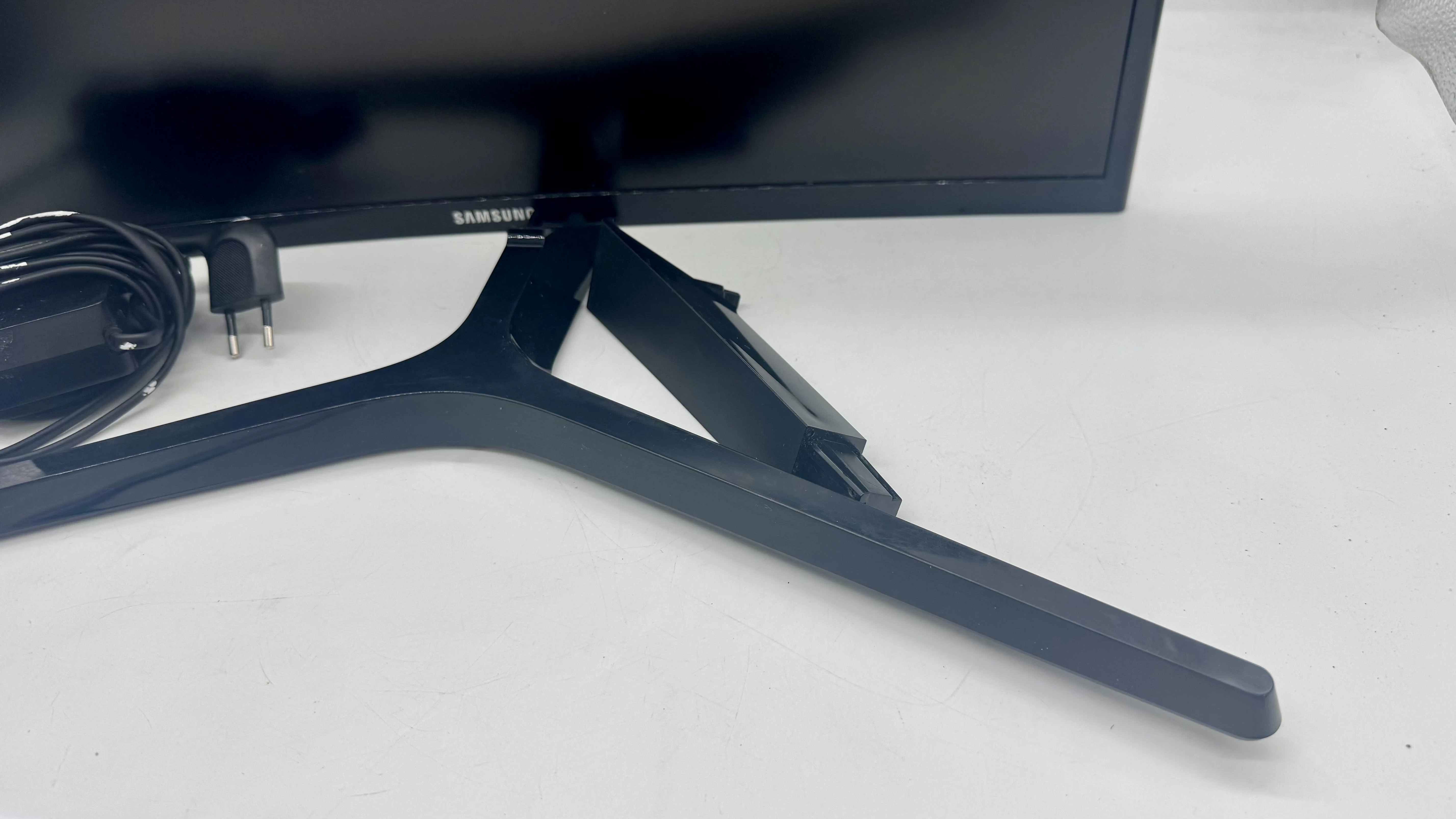 monitor-led-samsung-c24rg50fqux-235-1920-x-1080-px-va-stan-11323-2