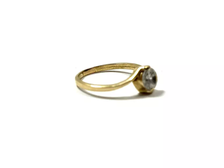 ZŁOTY PIERŚCIONEK R.17 PR.585 2,56G