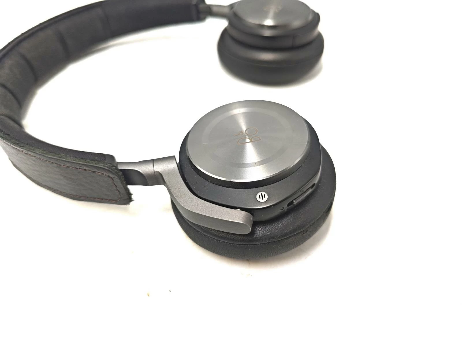 sluchawki-bezprzewodowe-bluetooth-bangolufsen-beoplay-h8-czarne-solo-kolor-dominujacy-129357-3