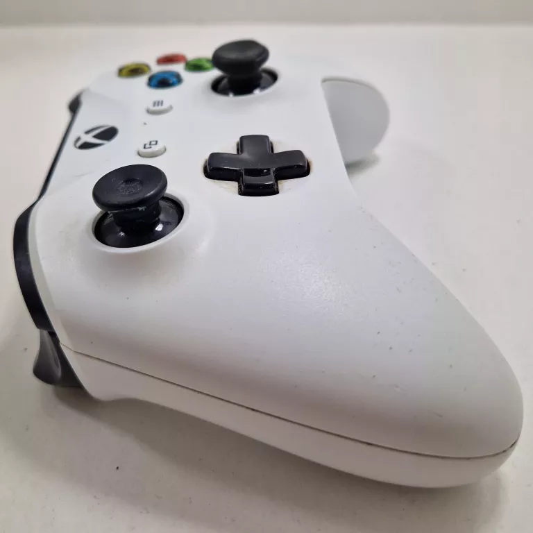 KONSOLA  XBOX ONE S 500 GB + PAD + GRY