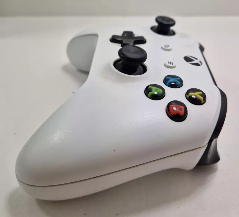 KONSOLA  XBOX ONE S 500 GB + PAD + GRY