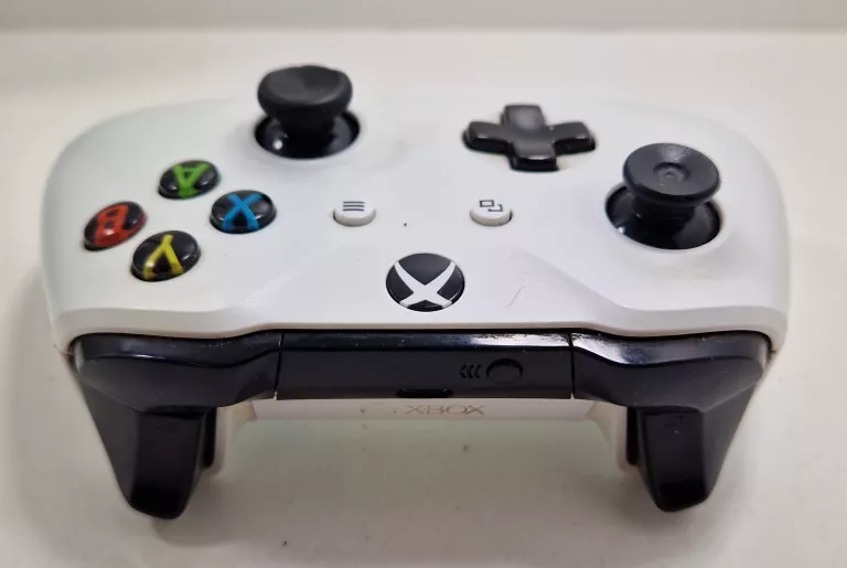 KONSOLA  XBOX ONE S 500 GB + PAD + GRY