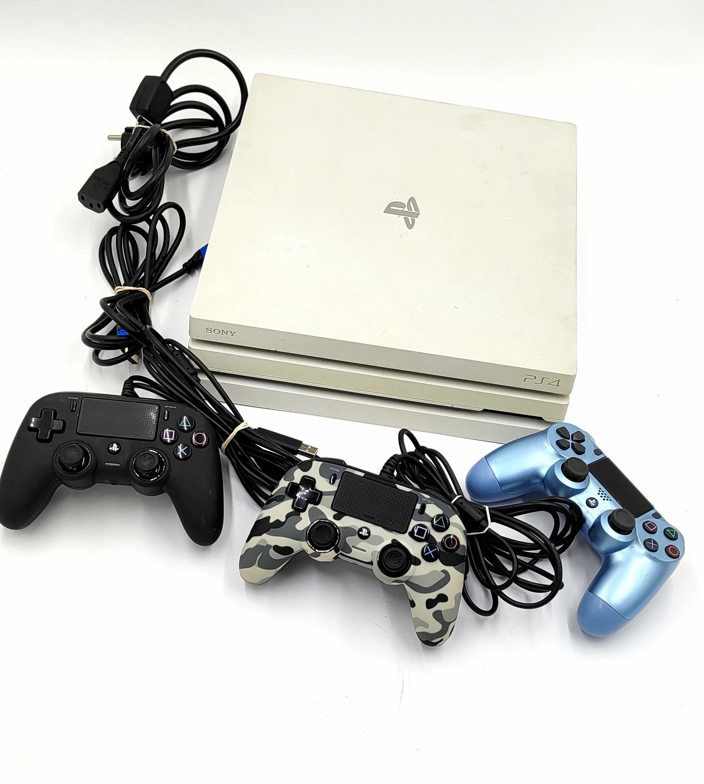 konsola-ps4-pro-1tb-biala-pady-rynek-4-chodziez