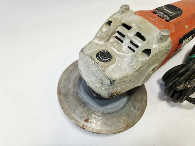 SZLIFIERKA KĄTOWA BLACK DECKER KG 725 | 701W | 125MM | M14 ## OPIS