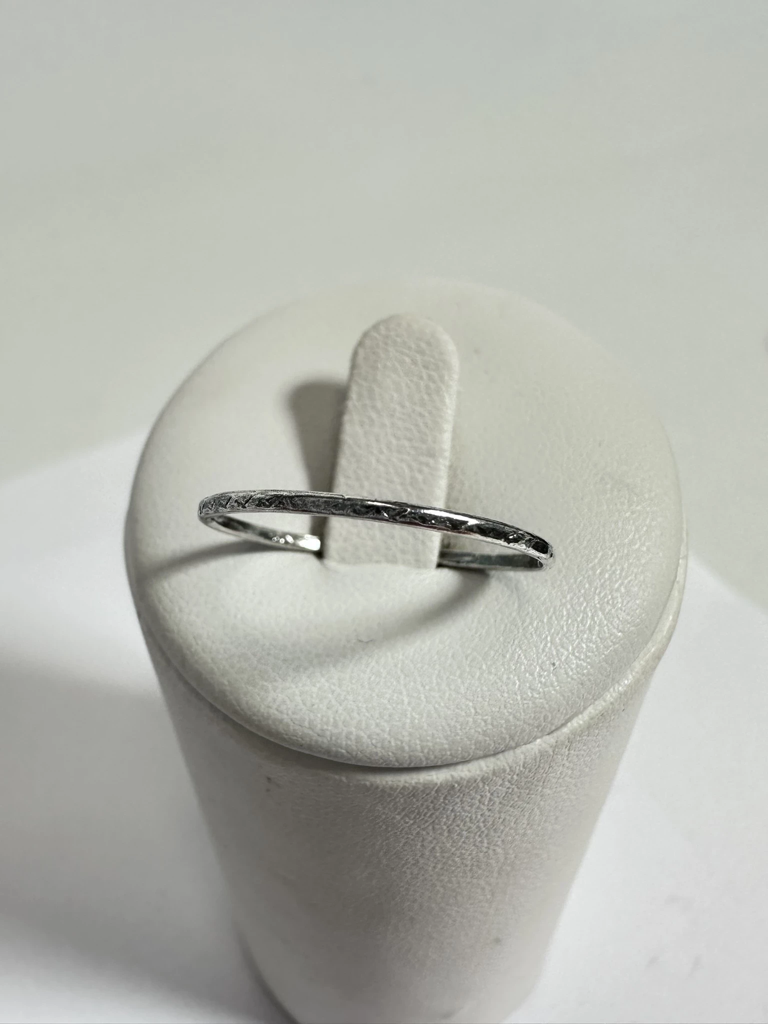 sc175-drobny-cieniutki-damski-pierscionek-obraczka-ze-srebra-925-r16-05g-plac-3-maja-6-sj-luban-kamp