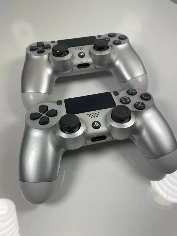 KONSOLA SONY PLAYSTATION 4 SLIM (PS4) CUH-2016A 500GB SREBRNA + 2 PADY