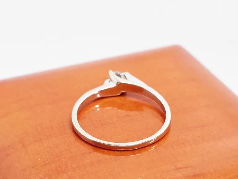 ZŁOTY PIERŚCIONEK 1X BRYLANT 0,16CT 585 1,97G ROZMIAR 15