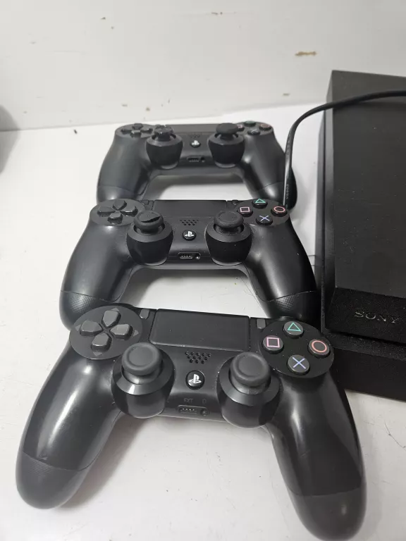 KONSOLA PS 4 I 3X PAD OKABLOWANIE