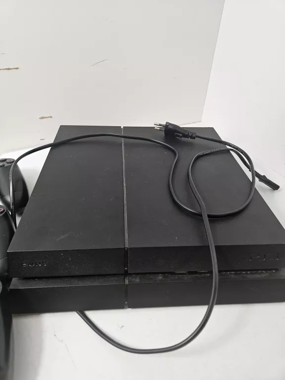 KONSOLA PS 4 I 3X PAD OKABLOWANIE