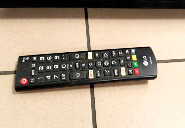 TELEWIZOR LG 32" 32LM630 Z PILOTEM