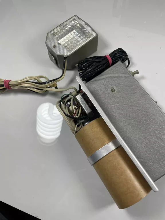 LAMPA BŁYSKOWA ANTYK W SKÓRZANEJ TORBIE