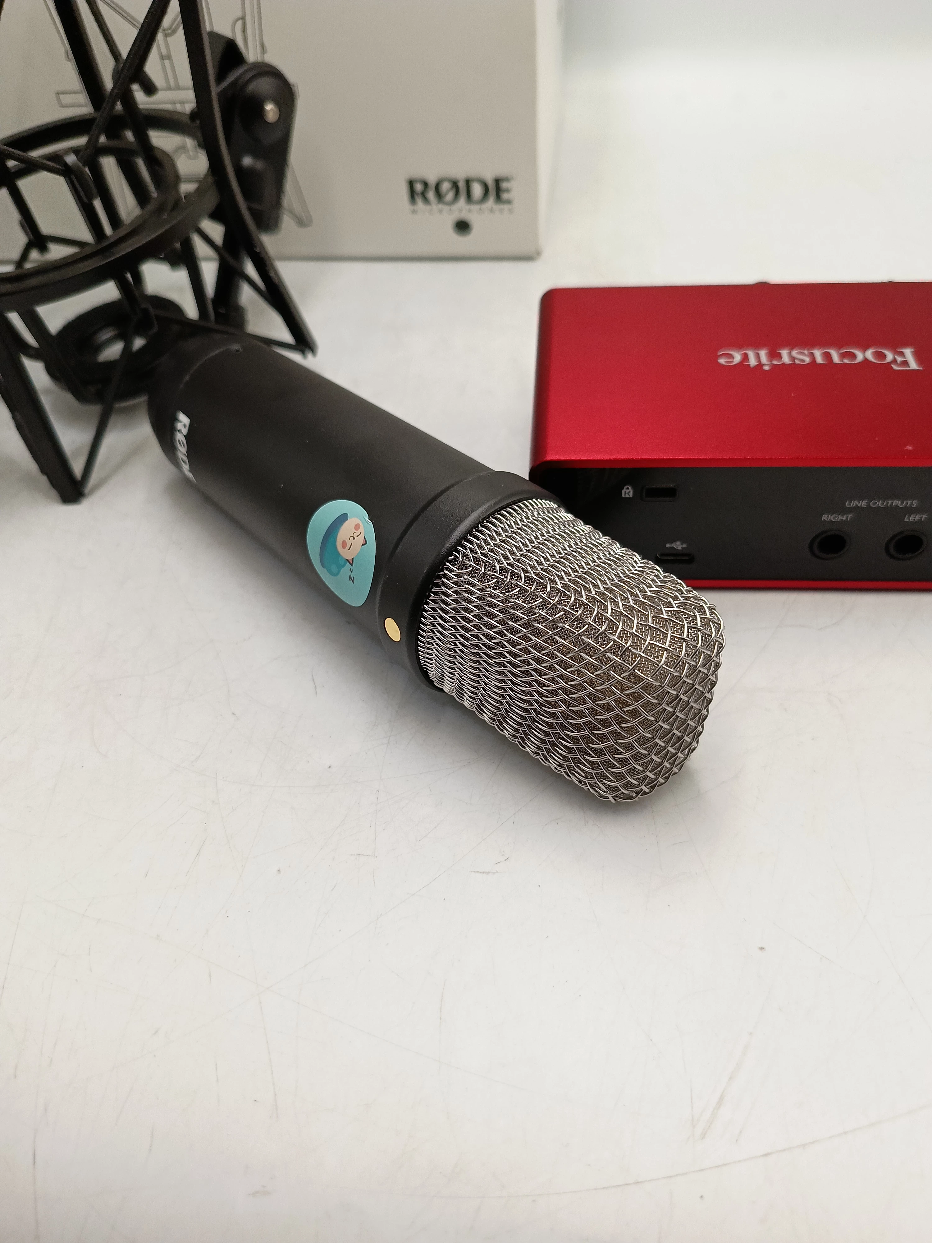 mikrofon-rode-nt1-focusrite-scartell-solo-gen3-model-nt1-signature-black