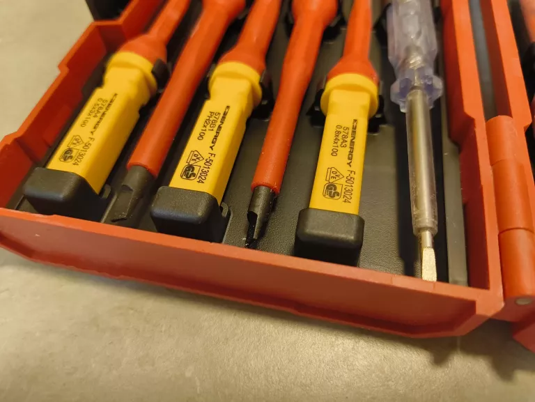 ZESTAW ŚRUBOKRĘTÓW WKRĘTAKÓW DLA ELEKTRYKA ENERGY NE00697