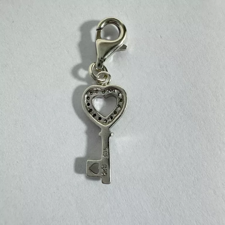 SC216 UROCZA ZAWIESZKA DO BRANSOLETKI CHARMS KLUCZ Z SERCEM, SREBRO 1,4G